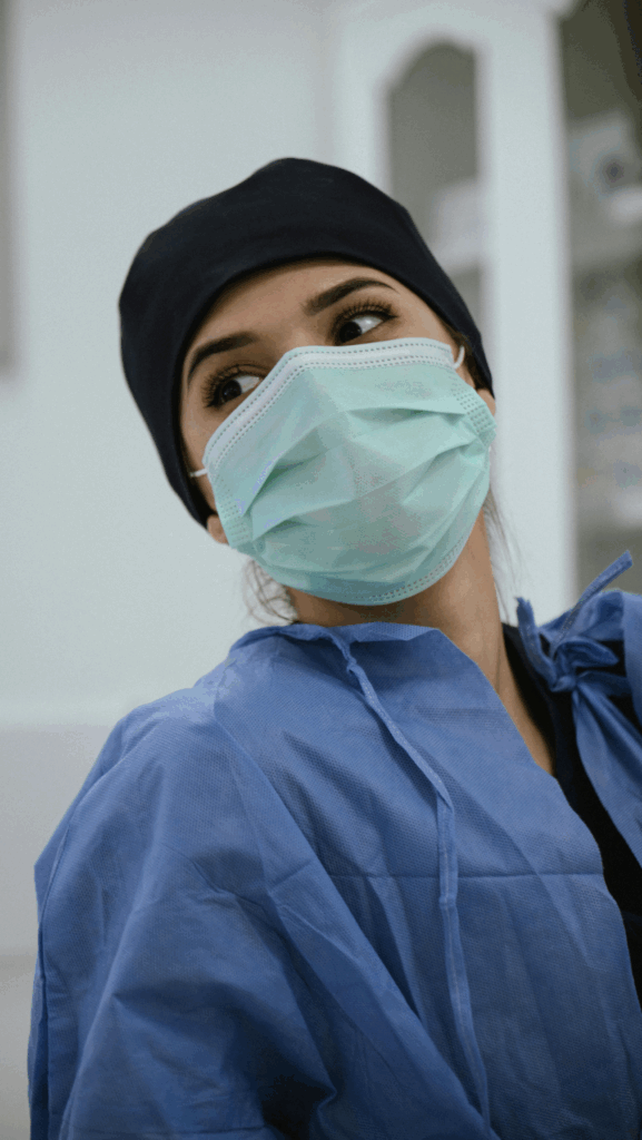 Image d’une femme chirurgienne inspirant confiance grâce à son sourire et à son professionnalisme.