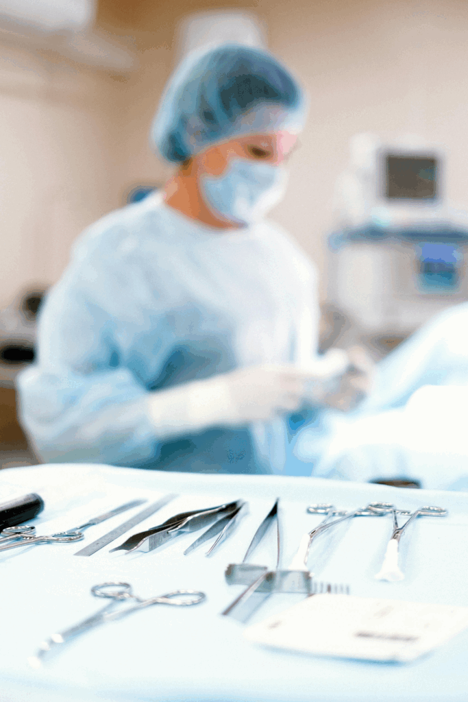 Matériel chirurgical sur une table d’opération